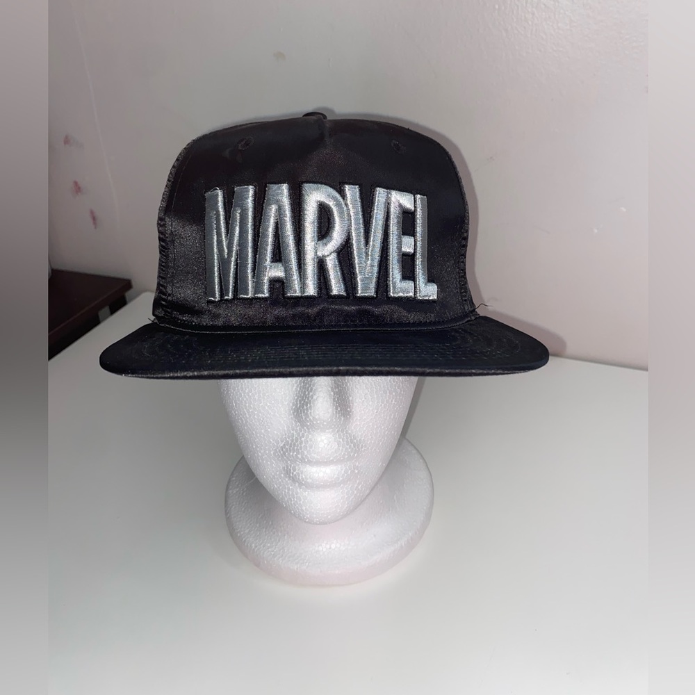 NWT Marvel Black‎ and Silver Logo Hat SnapBack flat bill
